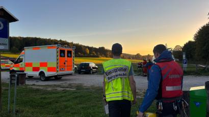 Bild: Lena Dickert, Bergwacht Bayern
Einsatzleiter Lukas Sperber und Luftretter Alexander Renner am Landeplatz Wanderparkplatz Hegendorf nach der Rettung der abgestürzten Klettersteiggeherin am Höhenglückssteig.