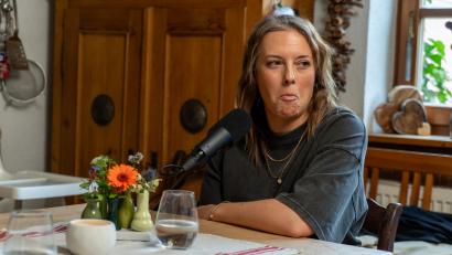 Bild: gld
Es entwickelte sich ein Gespräch, in dem die Hörerinnen und Hörer auch mal eine andere Franzi Glaser kennenlernen können. Denn: Die 41-Jährige ist mehr als nur die laute „Rampensau“, die darauf achtet, dass alle glücklich sind.