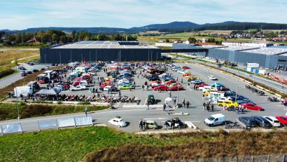Bild: Oswald Zintl
Die Parkpyramide beim Waldershofer Cub-Werk war am Sonntag der Treffpunkt für Oldtimerfans aus der Region.