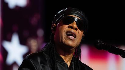 Bild: Erin Hooley/AP/dpa
„Wir leben seit fünfzig Jahren mit "Songs in the Key of Life", aber es gibt noch mehr zu hören“, so Stevie Wonder. (Archivbild)
