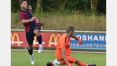 Bild: Hans Mark
Ende Juli empfing der 1. FC Schwarzenfeld mit Torwart Stefan Seitz in der ersten BFV-Pokalrunde die SpVgg Unterhaching (Szene aus diesem Spiel). Am Dienstag sind die Schwarzenfelder im Halbfinale des Totopokals ausgeschieden.
