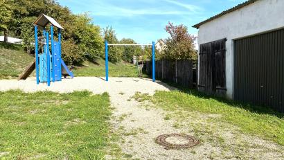 Bild: Claudia Völkl
Auf dem Weg neben den Garagen und dem Gartenzaun von Alfons Braun wurde von der Gemeinde im Zuge des Spielplatzbaus eine Doppelschaukel aufgestellt. Die rechtlichen Auseinandersetzungen ziehen sich bereits rund vier Jahre. Inzwischen ist eine Klage beim Verwaltungsgericht Regensburg anhängig.