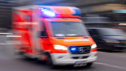 Bild: Monika Skolimowska/dpa
Der 83-jährige Autofahrer wurde nach dem Unfall in eine Klinik gebracht. (Symbolbild)