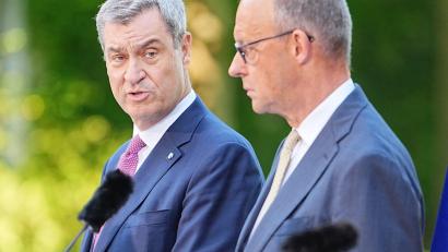 Bild: Michael Kappeler/dpa
Markus Söder steht zu Friedrich Merz. (Archivbild)