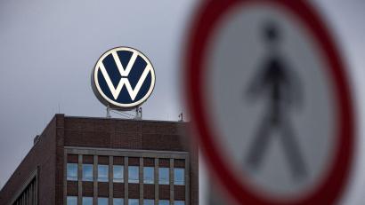 Bild: Moritz Frankenberg/dpa
VW hat eine Reihe von Tarifverträgen gekündigt. (Archivbild)