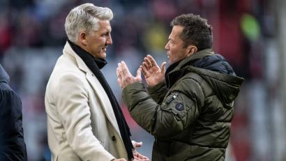 Bild: Tom Weller/dpa
Sind sich nicht einig: Bastian Schweinsteiger (l) und Lothar Matthäus. (Archivbild)