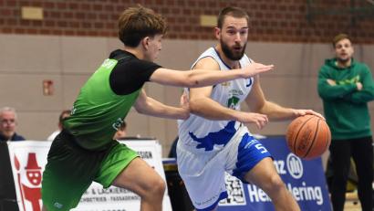Archivbild: Gerhard Büttner
TB-Spieler Laszlo Jahrsdörfer am Ball: Vor knapp einem Jahr gewann der TB Weiden das Basketball-Derby gegen die DJK Pressath in eigener Halle. Zum Saisonauftakt der Bayernliga Nord treffen beide Mannschaften erneut aufeinander.
