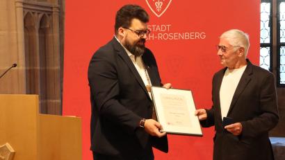 Bild: Andreas Eckl 
Bürgermeister Stefan Frank verleiht die Bürgermedaille der Stadt Sulzbach-Rosenberg an Peter Zahn.