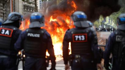 Bild: Jean-Francois Badias/AP/dpa
Bei den Protesten an französischen Gymnasien kam es zu zahlreichen Sachbeschädigungen und Festnahmen.