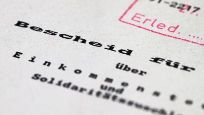 Bild: Robert Michael/dpa
Der Steuerbescheid ist nicht immer das Ende einer Steuererklärung. Nicht selten geht damit ein Einspruchsverfahren los - und das kann in Bayern auch mal länger dauern. (Symbolbild)