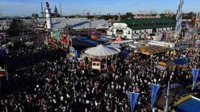 Bild: Felix Hörhager/dpa
Die Wiesn ist dieses Jahr gut besucht.