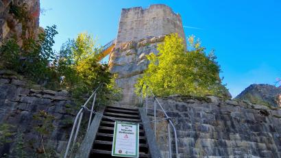 Bild: Bernhard Schultes
Der Aufstieg zur Burgruine Weißenstein bleibt weitere Monate versperrt. Die Besteigungsanlage des Bergfrieds ist marode und bedarf einer grundlegenden Sanierung.