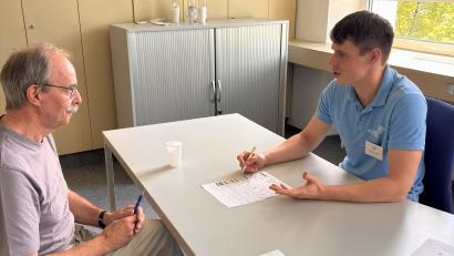 Archivbild: Lucas Westermannn/digiDEM Bayern
Nikolas Dietzel, wissenschaftlicher Mitarbeiter im Projekt digiDEM Bayern, bei einem Demenz-Screeningtest.