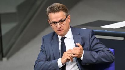 Bild: Michael Brandt/dpa
Gesundheitsminister Carsten Linnemann sieht in der Reform einen ersten Schritt zur Stabilisierung der Finanzen der Pflegeversicherung. (Archivbild)