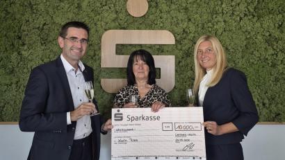 Bild: Lukas Kredler, Sparkasse
Von links: Gebietsdirektor Günter Süß, Gewinnerin Karin Ries und Beraterin Verena Bauer.