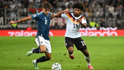 Bild: Sven Hoppe/dpa
Karim Adeyemi (rechts) wurde im Spiel gegen Griechenland immer wieder beleidigt. Ein Fan hielt lautstark dagegen..