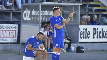 Bild: Hubert Ziegler
Die beiden Trainer des TuS Rosenberg, Dennis Kramer (links) und Jonas Dotzler, tüfteln an einem Plan für das Gastspiel am Sonntag beim TuS/WE Hirschau.