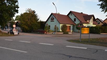 Bild: Richard Braun
Die Anbindung der Bürgermeister-Weiderer-Straße an die St.-Vitus-Straße und die Weiterführung in die Staatsstraße 2399 ist für große landwirtschaftliche Fahrzeuge zu eng. Verschiedene Lösungsansätze sind im Gespräch.