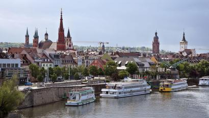 Bild: Karl-Josef Hildenbrand/dpa
Wolkenloser Himmel in Würzburg. Unterfranken wird nach Vorhersage des DWD an diesem Mittwoch einmal mehr die wärmste Region Bayerns sein. (Archivbild)