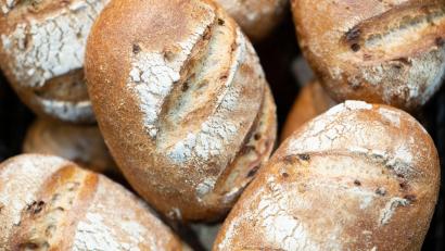 Bild: Sebastian Kahnert/dpa
Anstatt Bargeld legt der 67-Jährige ein Brot in die Tasche. (Symbolbild)
