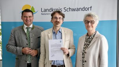 Bild: Laura Kohl
Der Nabburger Archivar Gotthard Kemmether (Mitte) wurde erneut zum ehrenamtlichen Kreisarchivpfleger bestellt. Die Urkunde überreichten Dr. Maria Sagstetter und Landrat Thomas Ebeling.