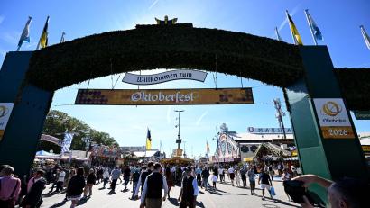 Bild: Felix Hörhager/dpa
Wiesn-Bedienungen setzen sich in den sozialen Medien für Toleranz, Vielfalt und Respekt auf dem Oktoberfest ein. (Symbolbild)