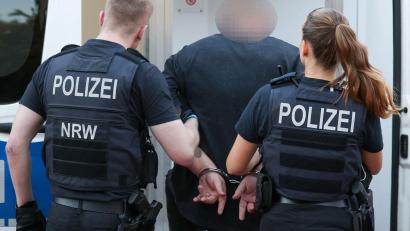 Bild: Christoph Reichwein/dpa
Ein Mann aus dem Umfeld der „Hells Angels“ wird in Duisburg abgeführt.