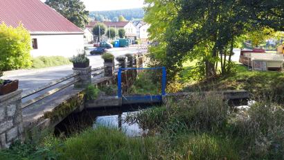 Bild: wkr
Der Bachverlauf des Schnaitbachs, das Wehr und die Stützmauer müssen zur Verbreiterung der "Neugrüner Straße" verlegt werden. Dies erforderte hydrologische Berechnungen und wasserrechtliche Genehmigungen, die einige Zeit in Anspruch nahmen.
