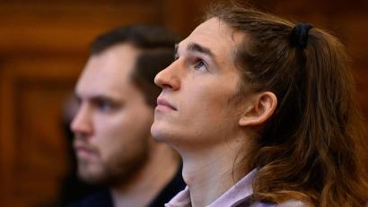 Bild: Denes Erdos/AP/dpa
Das Berufungsgericht in Budapest verringerte die Strafe für Maja T. um ein Jahr.