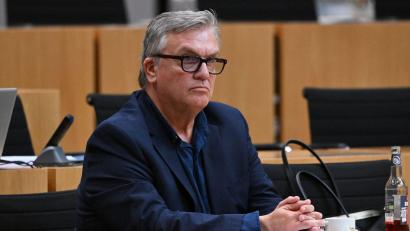 Bild: Martin Schutt/dpa
Hape Kerkeling ist Enkel eines NS-Opfers. Seine Meinung zu einem AfD-Verbotsverfahren äußerte er bei einer Anhörung im Thüringer Landtag.
