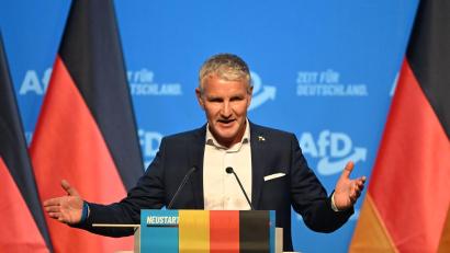 Bild: Katharina Kausche/dpa
Thüringens AfD mit Björn Höcke an der Spitze gilt als besonders radikal. (Archivbild)