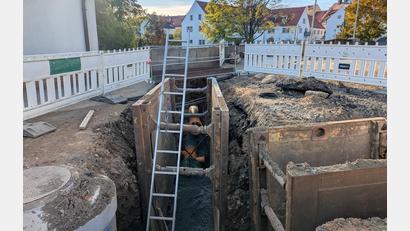 Bild: Paul Zrenner
Größer als bisher dimensioniert ist der neue Kanalstrang, der in der Brauhausstraße Oberflächenwasser in die Wondreb ableitet. Der Zulauf ist am Dienstag verlegt worden. Im Hintergrund die früheren Wirtschaftsgebäude des Klosters im bereits sanierten Mühlenviertel.