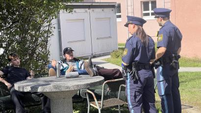 Bild: hop
Beim sogenannten situativen Handlungstraining werden die Polizeischüler der Bereitschaftspolizei in Sulzbach-Rosenberg mit Situationen konfrontiert, wie sie ihnen im Arbeitsalltag begegnen können. Zum Beispiel drei augenscheinlich Jugendliche, die im Park lautstark Musik hören und Alkohol trinken.