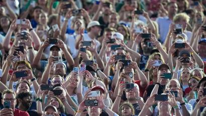 Bild: Charlie Riedel/AP/dpa
Dass Fans ihre Mobiltelefone zücken, gehört auch im Stadion längst zum Alltag. (Archivbild)