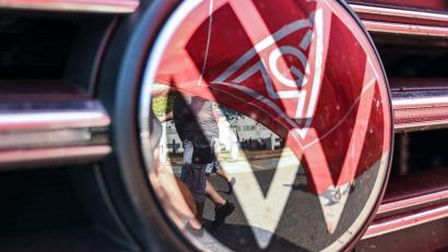 Archivbild: Hendrik Schmidt/dpa
Volkswagen hat eine Reihe von Tarifverträgen gekündigt.