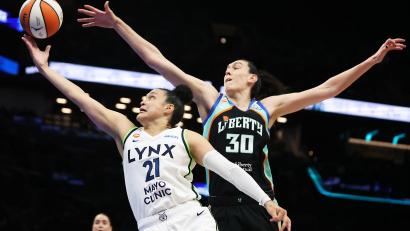 Bild: Heather Khalifa/AP/dpa
Die New York Liberty um Star-Spielerin Breanna Stewart haben sich in der ersten Playoff-Runde durchgesetzt.