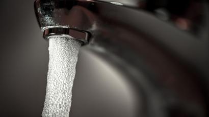 Symbolbild: Felix Kästle/dpa
Der Zweckverband zur Wasserversorgung der Nord-Ost-Gruppe Neunburg vorm Wald hat verkündet: Wassersperrung am 6. Oktober.