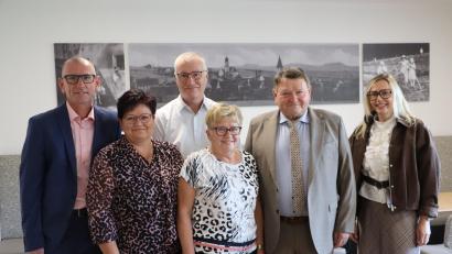 Bild: Rudi Gruber
Von links: Martin Deyerl, Geschäftsführer; Bianca Deyerl, Gesellschafterin und Geschäftsführerin; Norman Wisura, Heimleiter; Gertraud Deyerl, Geschäftsführerin; Karl Deyerl, Initiator, Gründer und Gesellschafter; Marina Schaller, Gesellschafterin und Geschäftsführerin.