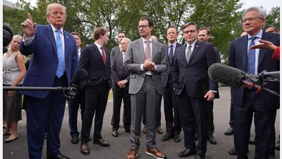 Bild: Alex Brandon/AP/dpa
US-Präsident Donald Trump sagt, dass die KI-Unternehmen sich gegenseitig kontrollieren würden.