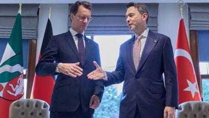 Bild: Rolf Vennenbernd/dpa
Der letzte Tag der Türkei-Reise von NRW-Ministerpräsident Wüst steht im Zeichen der Wirtschaftsbeziehungen.