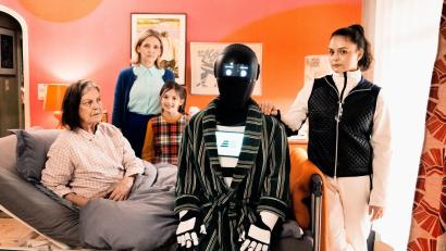 Bild: Mathias Bothor/Zeitsprung Pictures / Wild Bunch Germany/dpa
Doris Dörrie stellt in ihrem neuen Kinofilm einen Roboter an die Seite einer alten Dame.