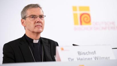 Bild: Florian Wiegand/dpa
Der Vorsitzende der Bischofskonferenz, Heiner Wilmer, verweist auf Menschenwürde, Nächstenliebe und demokratische Kultur als Antwort der Kirche.