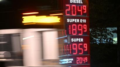 Bild: Robert Michael/dpa
Die Spritpreise sind deutlich gefallen - teils weit unter 2 Euro.