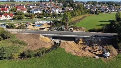 Bild: Christoph Weh, Staatliches Bauamt Sulzbach-Rosenberg
Die Brücke über den Flembach ist fertig, die Straße freigegeben. Bis 31. Oktober werden noch Restarbeiten und Rückbauten ausgeführt.
