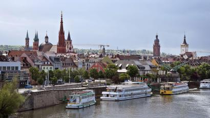 Symbolbild: Karl-Josef Hildenbrand/dpa
Ein Mann hat ein kleines Mädchen gerettet, das in Würzburg in den Main gefallen war.