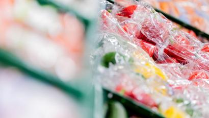 Bild: Rolf Vennenbernd/dpa
Obst und Gemüse steckt in Supermärkten oft in Plastikverpackungen. (Archivbild)