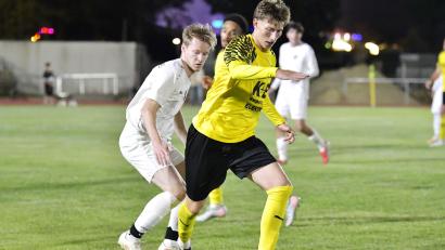 Bild: Hubert Ziegler
Konzentriert bleiben: Dmytro Aksonov vom FC Amberg und seine Mitspieler sollten nach dem 3:0-Erfolg gegen Burglengenfeld auch beim Tabellenschlusslicht Bogen die Spannung hoch halten.