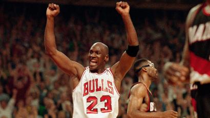 Bild: John Swart/AP/dpa
Die legendäre 23: Michael Jordan. (Archivbild)
