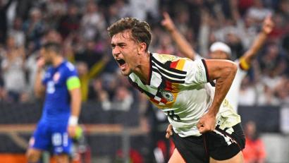 Bild: Tom Weller/dpa
Tom Bischof jubelt ausgelassen nach seinem ersten Länderspiel-Tor.
