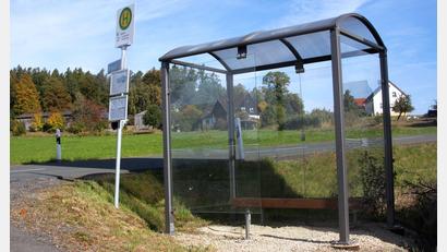 Bild: Werner Robl
Die Bushaltestelle am Trafohaus in Güttern wird nach einstimmigem Beschluss der Markträte von Fuchsmühl mit einer Solarstandartlampe ausgeleuchtet.